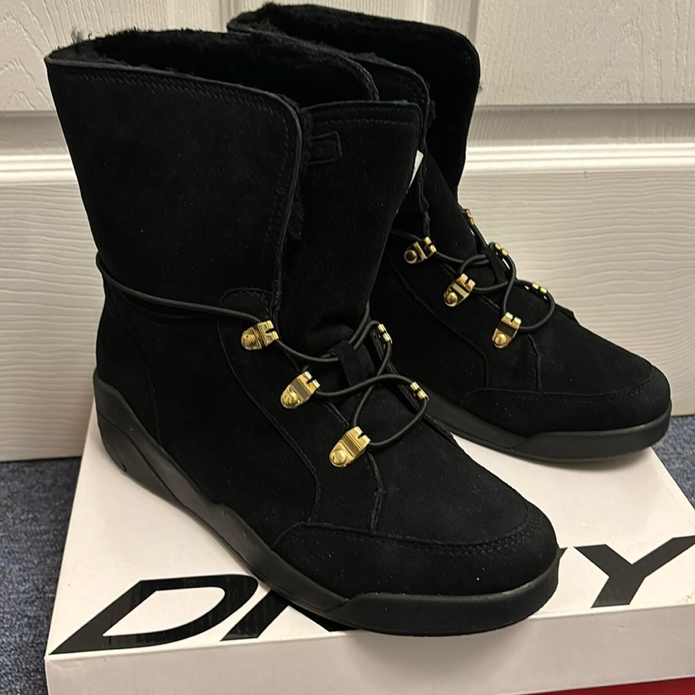 DKNY Carrie fur Boots size 9.5. Brand new